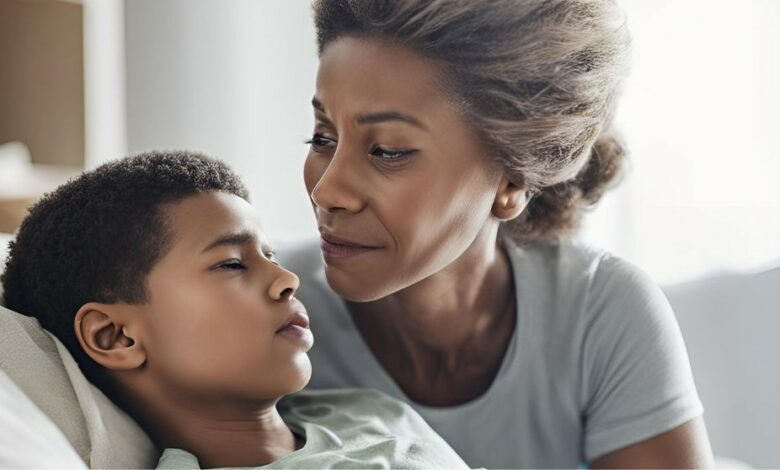 Imagem com uma janela ao fundo e uma mãe e um filho pretos. O filho está deitado na cama adoecido e a mãe olhando para ele com carinho e cuiodando dele, ele está deitado em uma cama